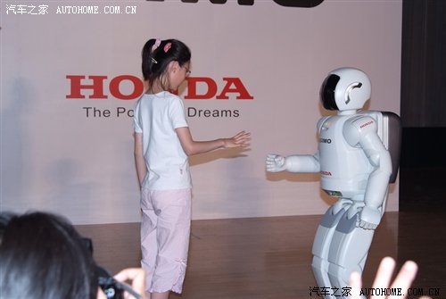 Honda类人型机器人ASIMO与小学生共舞 
