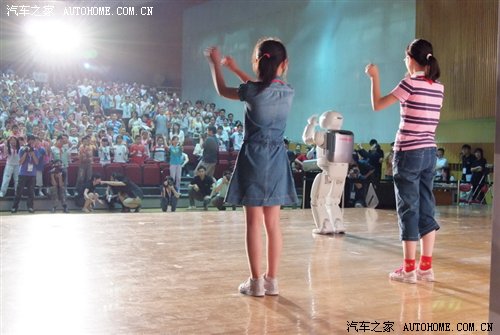 Honda类人型机器人ASIMO与小学生共舞 