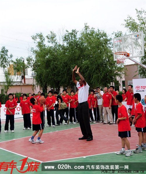 皮蓬秀球技 与丰田携手“NBA关怀行动” 