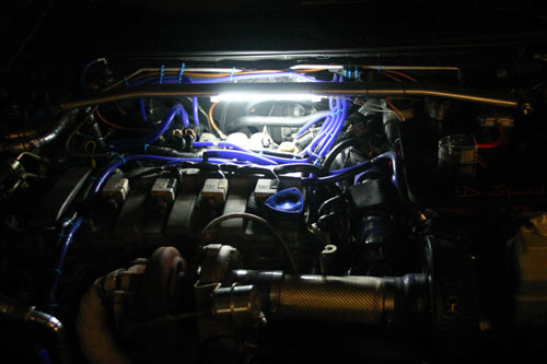 发动机内透出阴冷 冷阴极管装饰引擎室