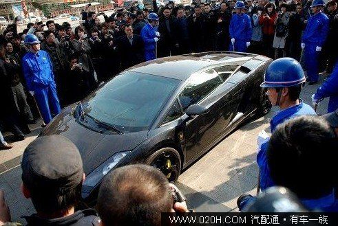车主3·15怒砸兰博基尼 引发微博热议
