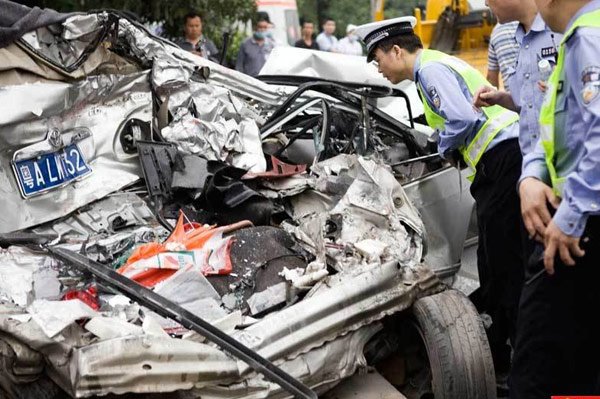 4月27广州市区11辆车发生连环追尾事故，造成一死三伤.
