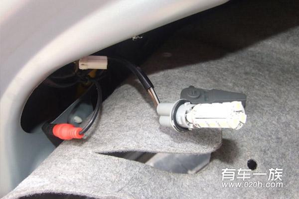 中华骏捷改装LED倒车灯作业