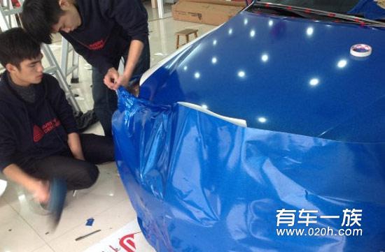 白色雷克萨斯IS250改色作业 全车蓝色贴膜 白色雷克萨斯IS250改色作业 全车蓝色贴膜