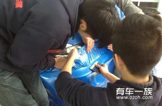 白色雷克萨斯IS250改色作业 全车蓝色贴膜 白色雷克萨斯IS250改色作业 全车蓝色贴膜