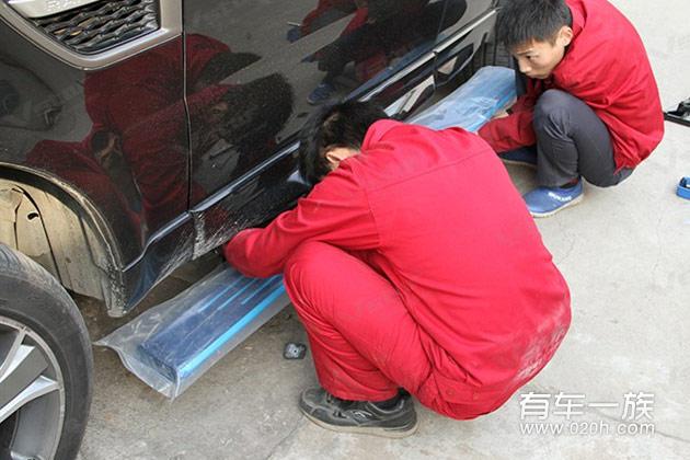 路虎揽胜运动版改装电动踏板作业