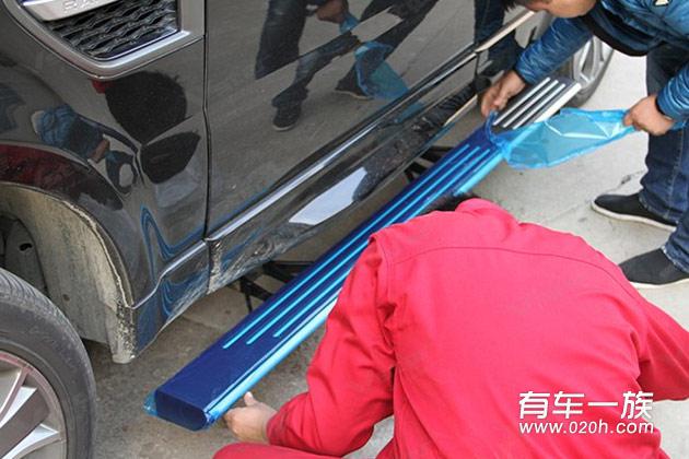 路虎揽胜运动版改装电动踏板作业