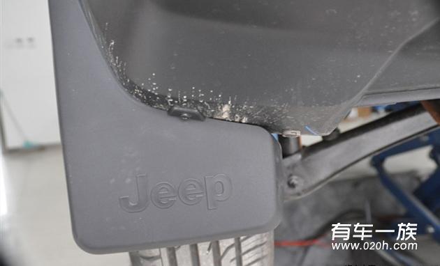 白色JEEP自由客改装装饰 真皮座椅 护板踏板 车身升高