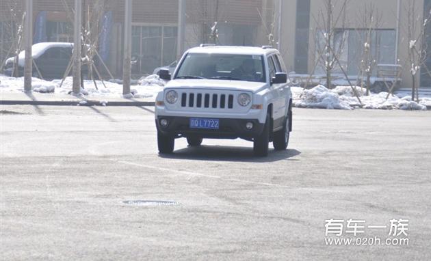 白色JEEP自由客改装装饰 真皮座椅 护板踏板 车身升高