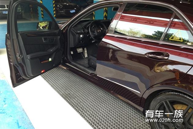 进口四门奔驰E260改装外观轮毂降低车身动力升级作业