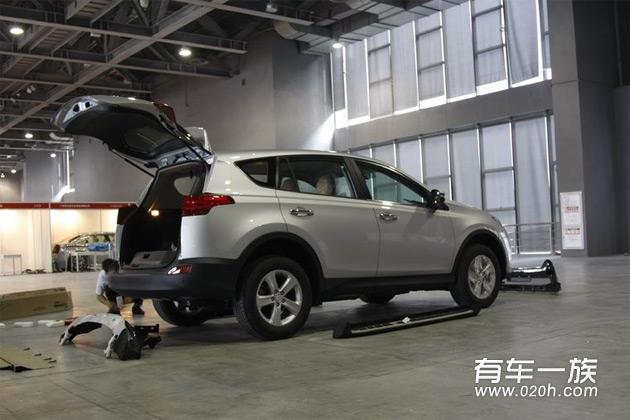 丰田新RAV4改装前后杠踏板外观装饰作业