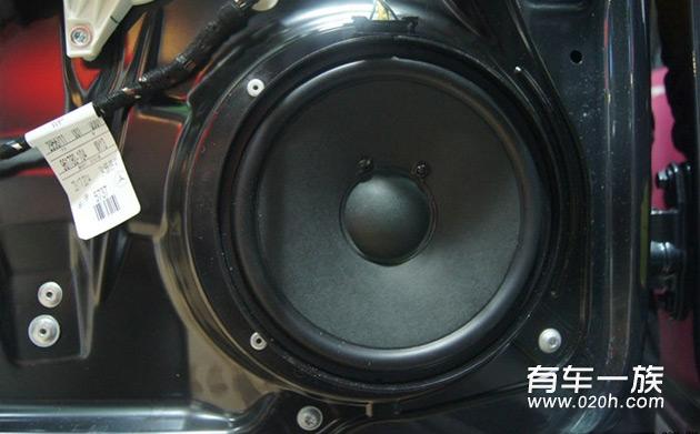 商务版奔驰R320改装音响作业