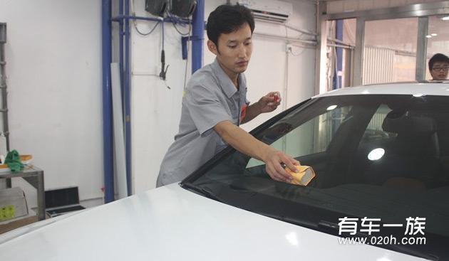 白色奥迪A5保养美容镀膜 精细洗车作业 