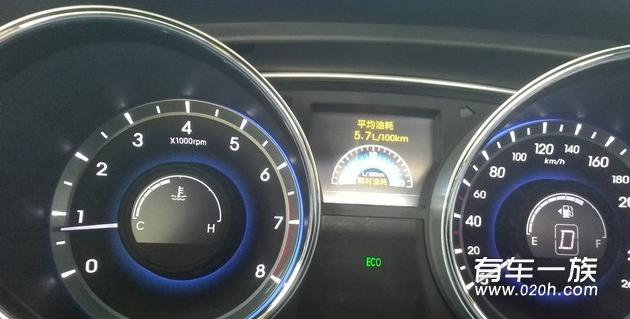 2013款黑色现代索纳塔八提车作业用车感受油耗统计