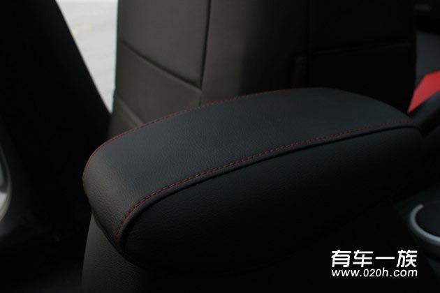 白色1.6智能现代ix25改装红黑内饰与车主用车口碑评价 
