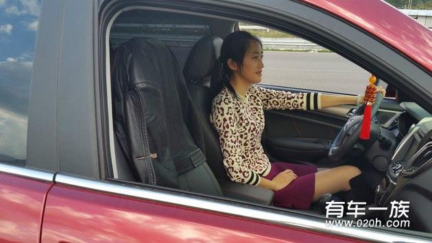 媳妇当车模 1.8T自动精英型红色长安CS75提车作业