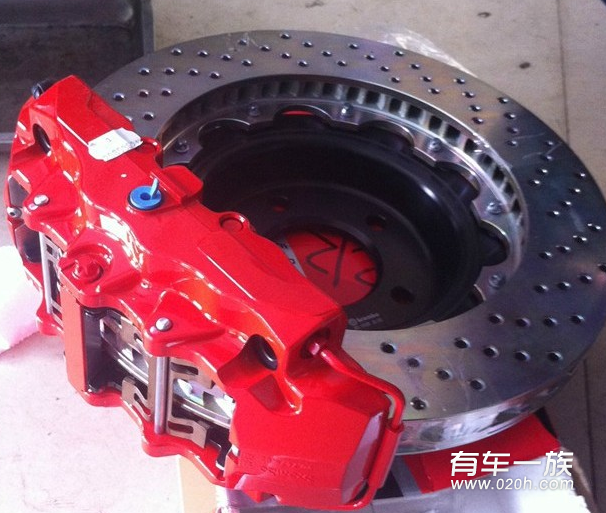 奔驰G改装骚红色Brembo刹车卡钳作业