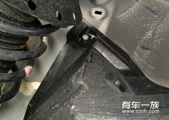 本田飞度改装底盘装甲护板喷漆
