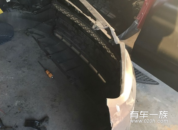 cs75改装前脸中网灯护杠作业
