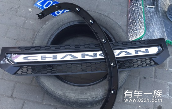 cs75改装前脸中网灯护杠作业