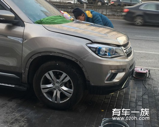 cs75改装前脸中网灯护杠作业
