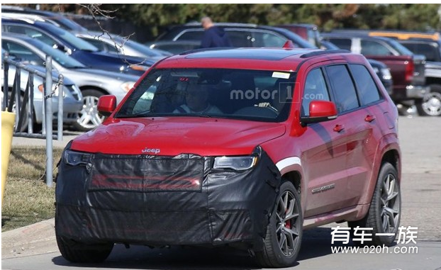 有海外媒体曝光了一组全新Jeep大切诺基Trackhawk的测试谍照