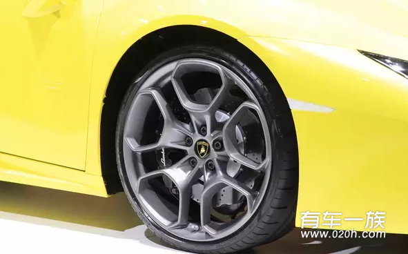  兰博基尼Huracan LP580-2敞篷版在2016广州车展正式亮相，新车搭载5.2L V10自然吸气发动机，后轮驱动。该车将于明年1月海外上市，未来将以进口方式引入国内销售。