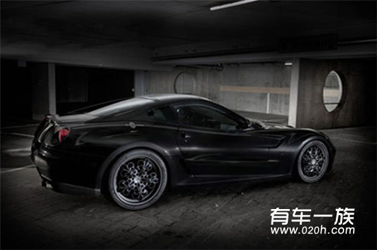  德国奢华汽车改装厂Graf Weckerle向来喜欢为世界顶级超级跑车，并以其独特复古的品牌Logo及衍生出的轮圈让人留下深刻映像。继之前的Blanc de Blancs版阿斯顿?马丁Aston Martin V8 Vantage之后，这家公司最近又以一辆法拉利Ferrari 599 GTB Fiorano为基础，全新打造了一辆极具力量和张力的顶级跑车——Fiorano Comte Noir（黑色伯爵）。此外，其Graf Weckerle品牌Logo造型的轮圈也非常的引人注目，黑色花纹轮圈和此前的阿斯顿