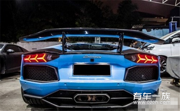 兰博基尼Aventador改装碳纤包围亮相