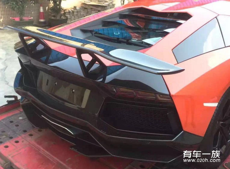 兰博基尼Aventador改装碳纤维大尾翼