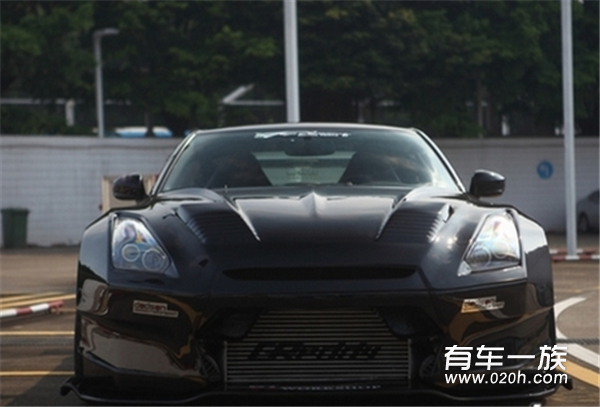 日产GTR-R35加装宽体包围 显得十分霸气